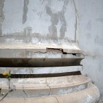 Los desperfectos que ha ocasionado el abandono del Templo Masónico se aprecian en esta columna