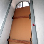 Las ventanas del piso superior del Templo Masónico, cerradas con tablones de madera