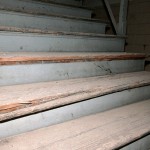 Detalle de los escalones. El abandono ha causado estragos en la madera