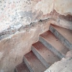 Escalones que conducen desde la Cámara de Reflexión a las salas anexas al Salón de Tenidas