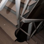 El estado de conservación de las escalera hace inviable subir a las plantas superiores