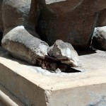 Las garras de las esfinges han perdido su fiereza por el paso del tiempo y el abandono
