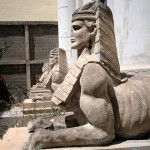 Las esfinges presentan una cara angulosa que parece de varón, pero también unos pechos generosos