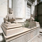 Las esfinges dominan el acceso al templo desde el exterior con autoridad