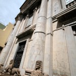 Las dos columnas del templo rememoran las de bronce situadas por Hiram a la entrada del Templo de Salomón