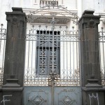 Imagen de la puerta de acceso exterior al Templo Masónico