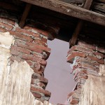 Detalle del hueco que el paso del tiempo ha provocado en el Salón de Tenidas