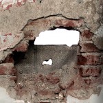 En algunas de las paredes está a la vista el ladrillo con el que se construyó el edificio