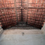 Vista de la techumbre y los desperfectos de algunas columnas del Salón de Tenidas