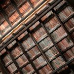 Artesonado de madera y ladrillo que cubre el Salón de Tenidas