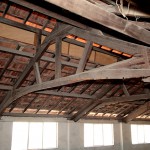 Detalle del armazón de madera que sustenta el techo del Salón de Tenidas
