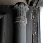 Las columnas de la puerta de entrada también están rematadas por capiteles palmiformes