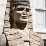 Detalle del rostro de una de las esfinges que custodia el Templo Masónico