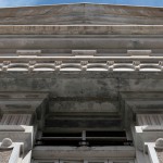 Detalle de las columnas que sustentan el frontón del Templo Masónico