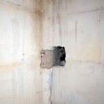 Agujeros y humedades en las paredes del Templo Masónico