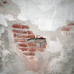 El ladrillo rojo con el que se construyó queda al descubierto en algunas paredes