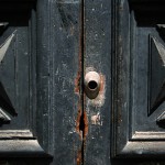 Detalle de la puerta de acceso al Templo Masónico
