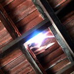 Un destello de luz se cuela a través del techo del Salón de Tenidas