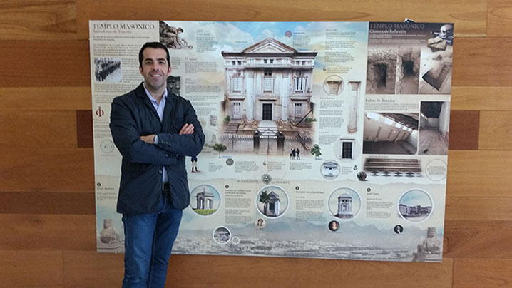Florentino Guzmán, junto a la infografía que recoge aspectos de la historia y construcción del Templo